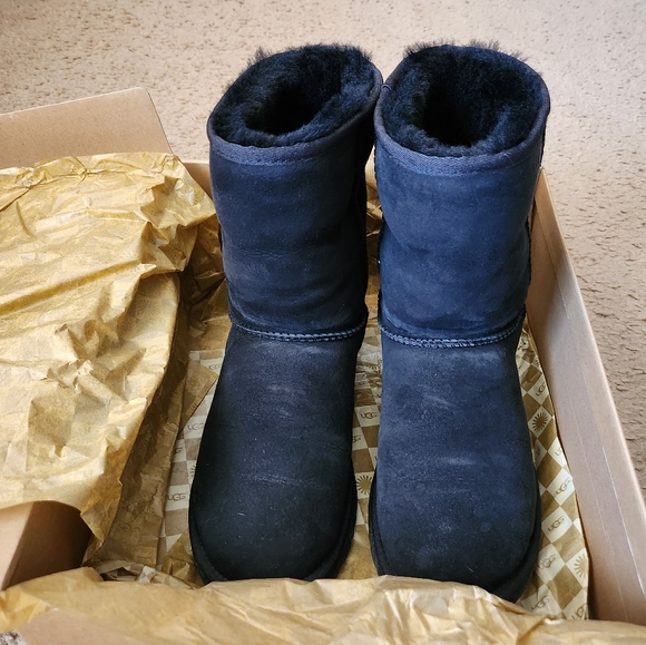 UGG Classic SHORT in Black - Picture 3 of 11